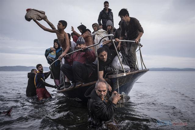 第十二届“华赛奖”获奖作品一览年度照片《欧洲难民之＂彼岸＂》震撼人心