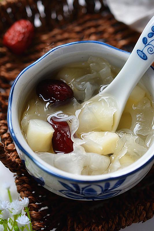 秋冬季节常喝这种汤，养生又养颜，做法超简单