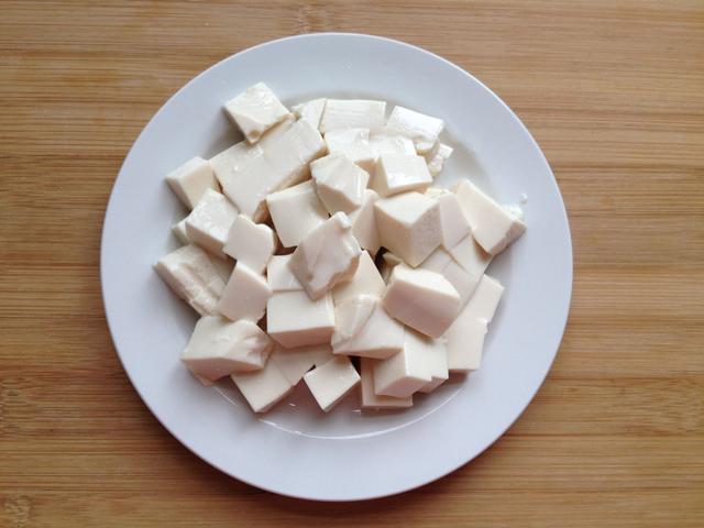 把它放進豆腐里，鹽都不用放了，金燦燦的特漂亮，豆腐滑嫩味道鮮