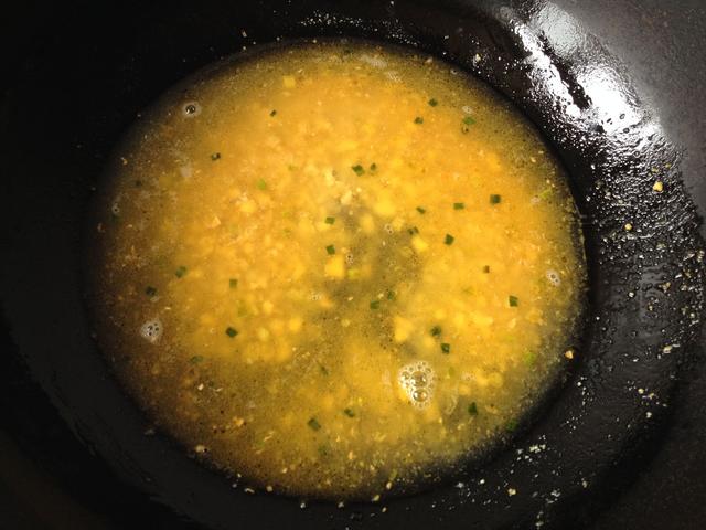 把它放進豆腐里，鹽都不用放了，金燦燦的特漂亮，豆腐滑嫩味道鮮