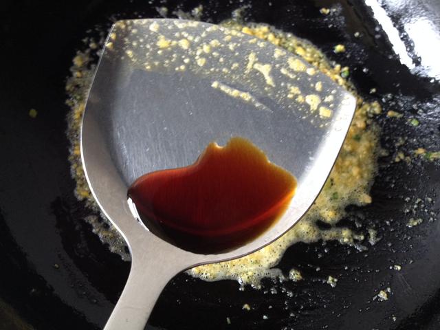 把它放進豆腐里，鹽都不用放了，金燦燦的特漂亮，豆腐滑嫩味道鮮