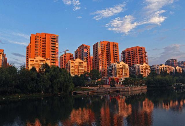 请问武汉和成都哪个城市更大,旅游景点更多啊?