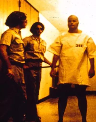 为了90美元，他们在实验里成为真实的恶魔与羔羊，仅6天就已失控