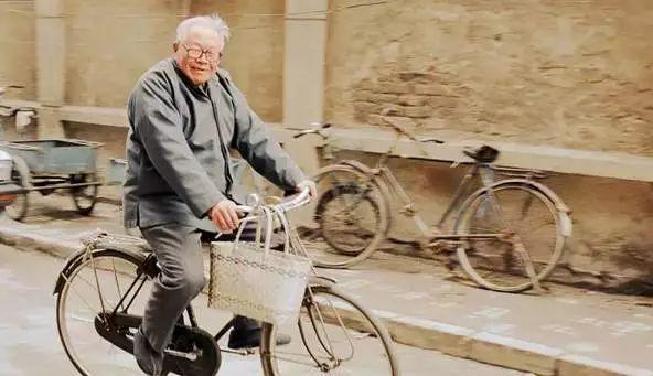 他是嗜赌成性的“富三代”，却是中国“首席鉴定专家”！