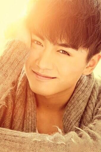 "小鲜肉"用于形容男演员,指年轻,帅气,有肌肉的新生代男偶像.