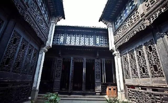 他是嗜赌成性的“富三代”，却是中国“首席鉴定专家”！