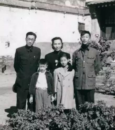 他是嗜赌成性的“富三代”，却是中国“首席鉴定专家”！