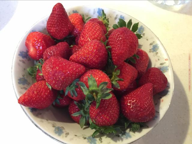 新鲜草莓季，当然得自己熬一瓶草莓酱喽！（配详细图解）