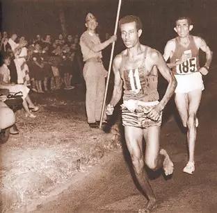 1960年的奥运马拉松冠军是光脚的，你还要啥跑步鞋？