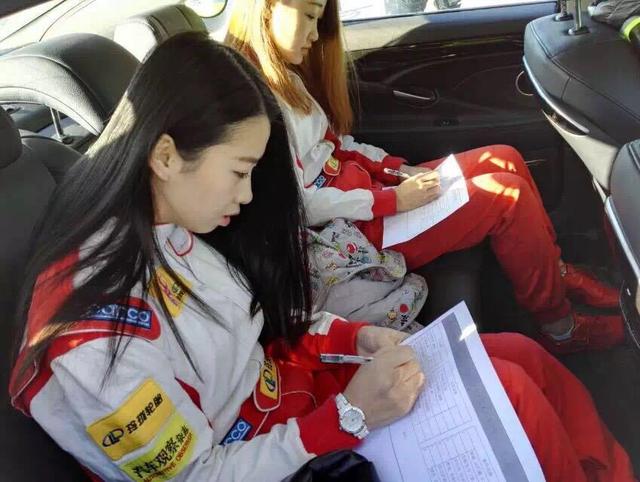 玲珑轮胎女子赛车队亮相寰球汽车2015年度车评测试