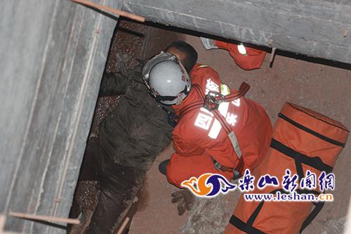 男子掉下10米深电缆井　消防穿“隧道”急救