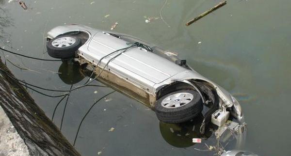 北京一轿车冲入鱼塘4人丧命 事故原因正在调查中