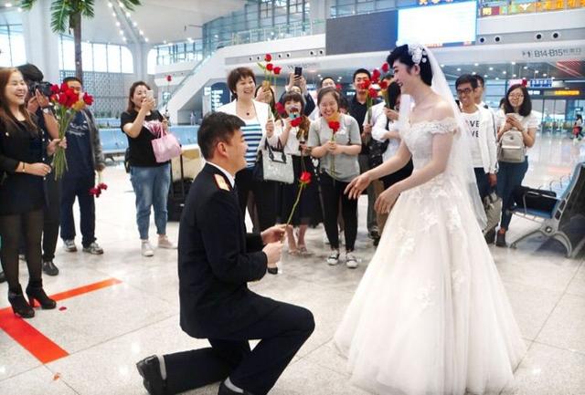 火车站成爱情圣地，山西一对新人在太原南火车站拍摄婚纱照