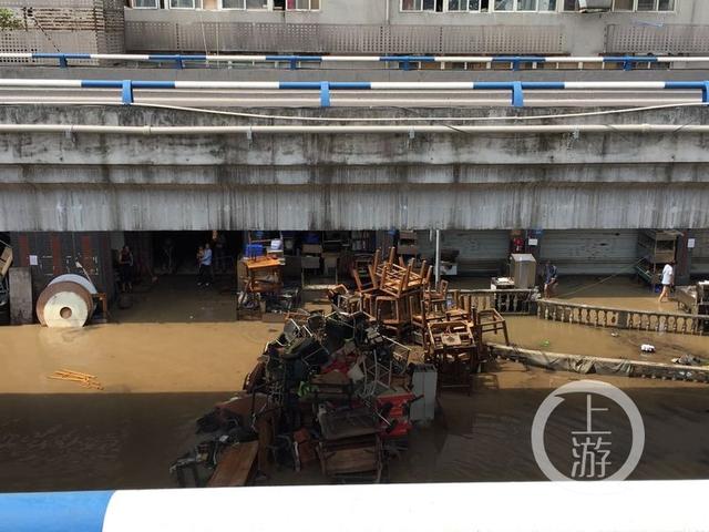 渝中区长滨路被淹，旧家具市场忙着搬迁