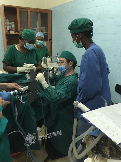 第三军医大学援埃军医跪地手术30分钟巧救孩童