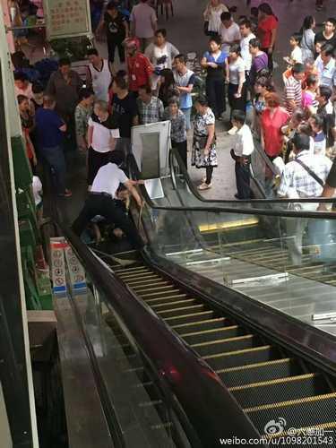 北京一市场扶梯出现“夹人”事件 一儿童胳膊被夹伤
