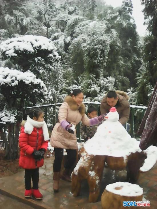泸州全城降雪 市民相约踏雪