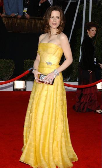 凯特·贝金赛尔穿连衣裙的样子也太美了吧，这不仅仅是身材好吧？