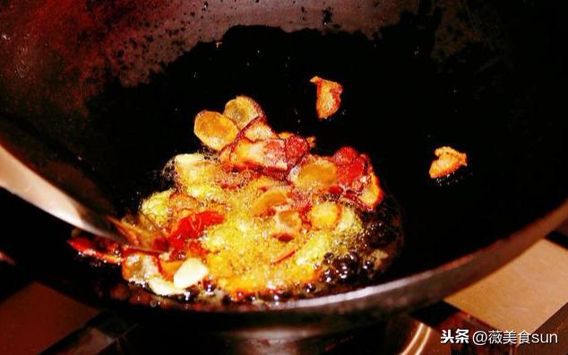 炒荷兰豆时，万万不可直接下锅，少了这一步，难怪不入味还发黄！