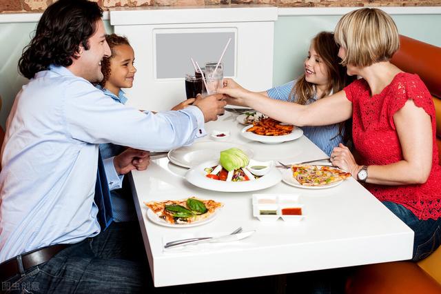 外出就餐时孩子爱吵闹？父母可用三个小技巧，让他变安静