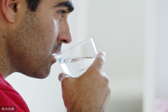 夏季喝冷饮会使「肝病」恶化？5个加重病情的因素，你最好避免