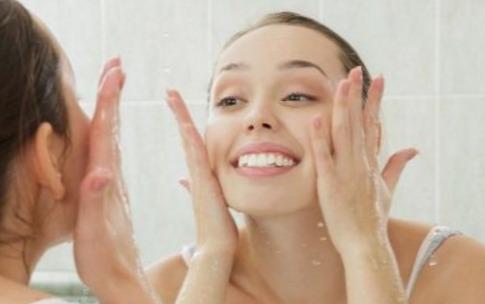 洗完脸拍爽肤水在脸上为什么会有白白的细小泡沫