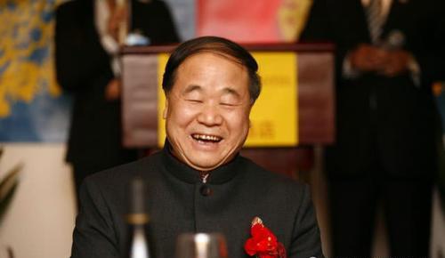 同是诺贝尔奖得主，杨振宁笑话莫言农民出身，莫言一句话全场鼓掌
