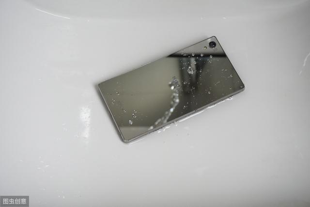手机进水可以开机,但屏幕还有水雾怎么办