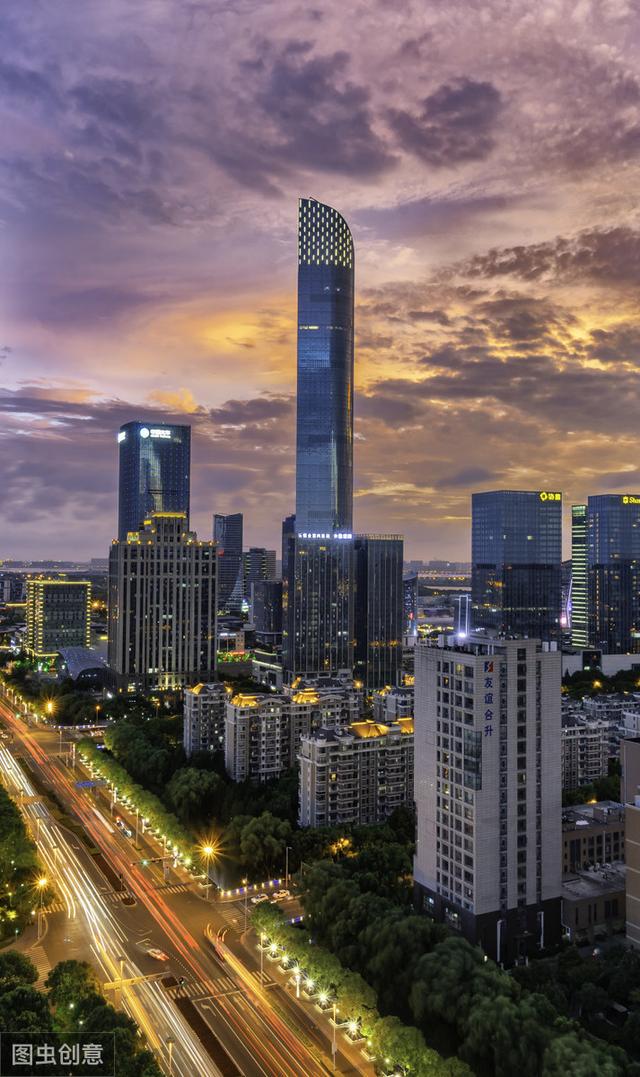 不过,南京紫峰大厦的裙楼为6层,而苏州国际金融中心裙楼为3层,这样算