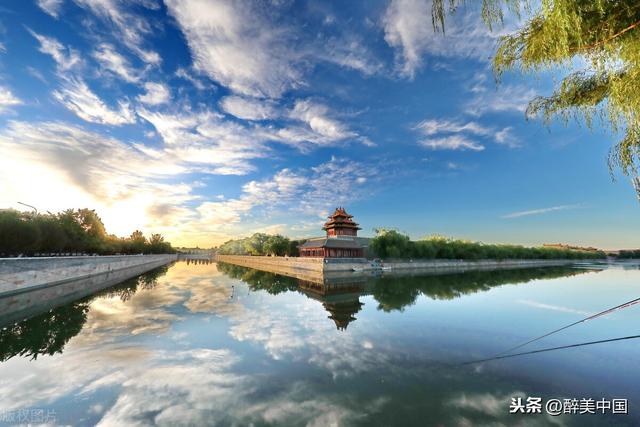 北京故宫角楼水天一色，壮美绚丽风景如画