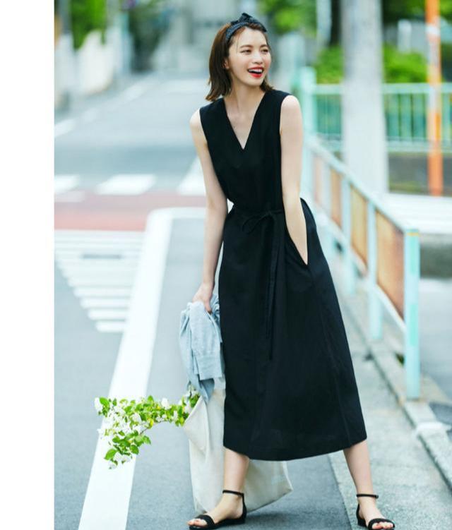 对日本优衣库真服，早秋连衣裙的“穿搭攻略”来啦，不会穿的快看