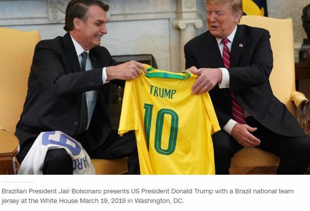 巴西黄色球衣已成国家象征，博索纳罗曾送特朗普一件，新冠死亡人数逾10万，改穿白色球衣就管用啦？
