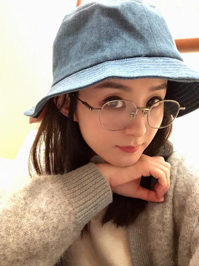 力破不和传闻！赵丽颖探班冯绍峰，牵手逛街罕见秀恩爱