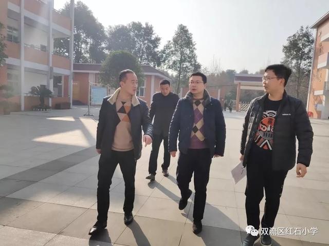 岁寒情真 关怀永远 ----区团委慰问红石小学留守儿童