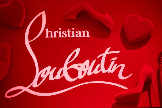 红色的胶囊艺术装置著名高跟鞋品牌christianlouboutin快闪店设计