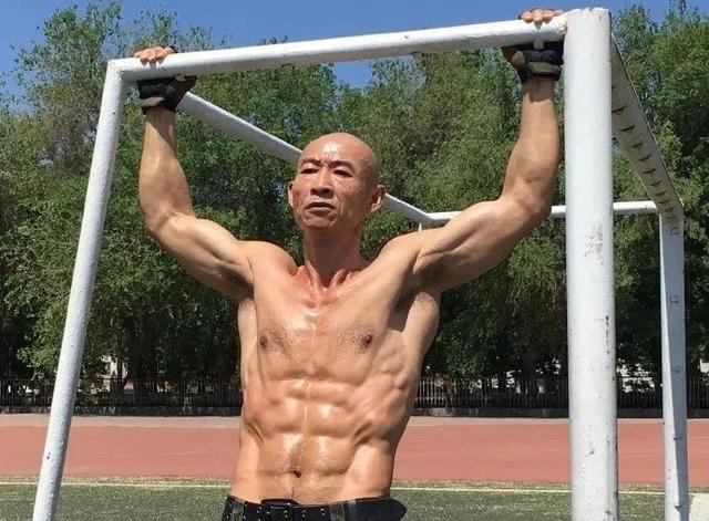 43歲言承旭大秀健碩身材，網友：肌肉比很多健身教練好