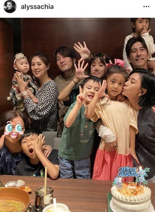 贾静雯一家为咘咘庆祝5岁生日，感谢妈妈辛苦生下她，感动又好笑