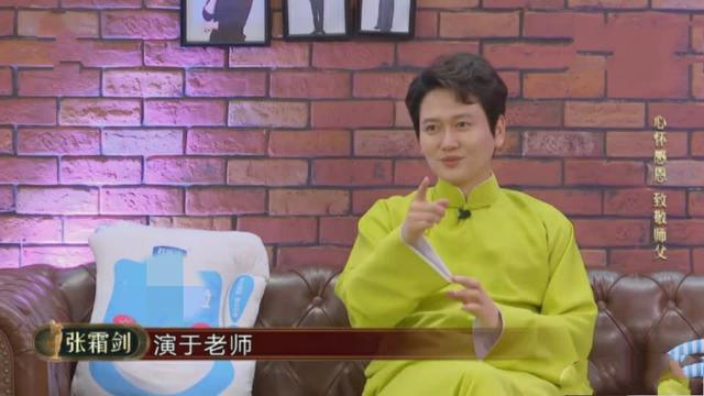 孟鹤堂接棒周九良，成烧饼作品场外解说，对助演如数家珍赞不绝口