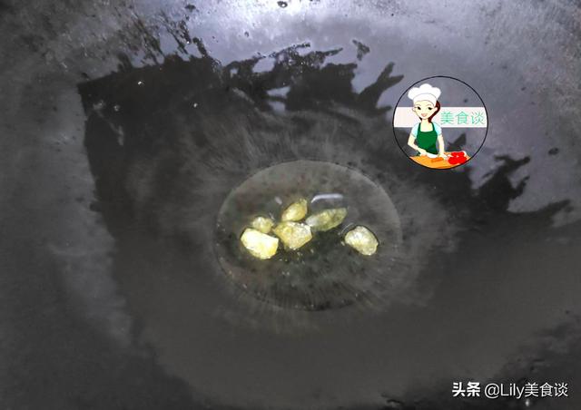 红烧排骨怎么做好？厨师长教你家常做法，排骨酥烂入味、色泽红亮