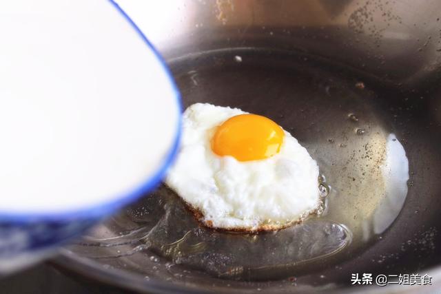 才明白，煎鸡蛋第一步不是放油，学会大厨的做法，鸡蛋完整还鲜嫩