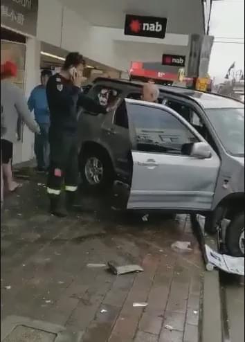 悉尼发生惨烈事故，华人老大爷开车连环撞，吓坏老太被路人救走