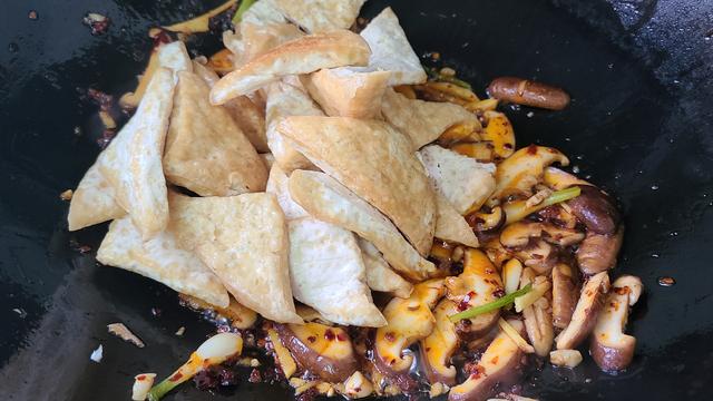 香菇烧豆腐，好吃又下饭的一道家常菜，做法跟材料很简单