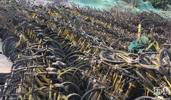 郑州现共享单车“坟场”，上千辆单车被当垃圾堆放