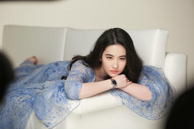 刘亦菲运动装旧照上热搜，青春阳光元气满满，