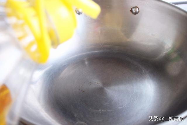 才明白，煎鸡蛋第一步不是放油，学会大厨的做法，鸡蛋完整还鲜嫩