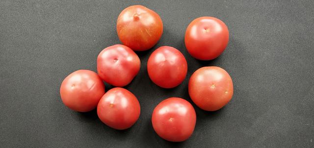 买西红柿要挑选“母”的，顶部看一眼就能辨出