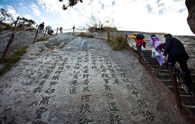 雪乡宰客立即引起网友吐槽，但华山一瓶水卖11元，却无人抱怨