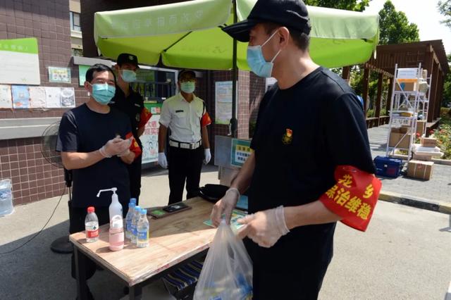 城管局下沉党员助力社区疫情防控，一人连打200个核查电话