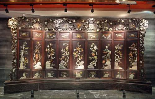 农民发现一堆废木头，文物贩子用100元收走，1