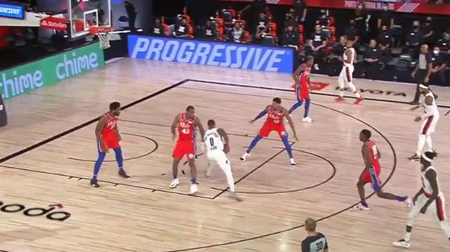 利拉德再演神仙球！轉身後突破，卻砸在哈里斯身上直接進框